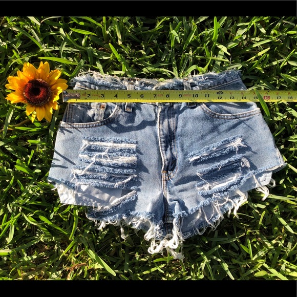 Vintage Levi’s High Waisted Shorts - Picture 3 of 4